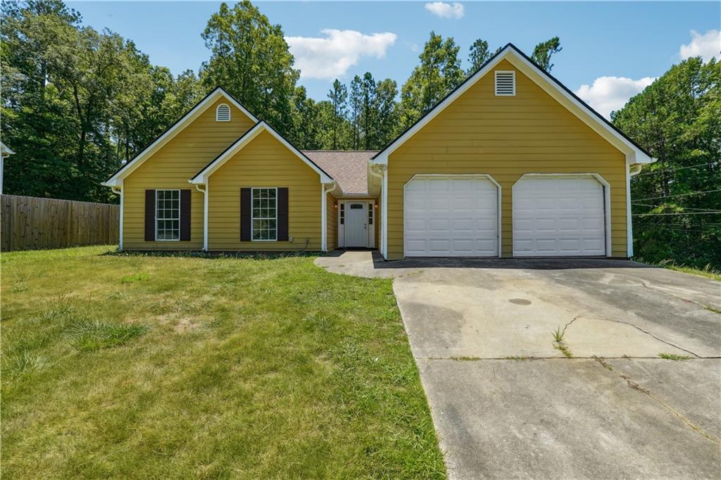 a view of front a house with a yard