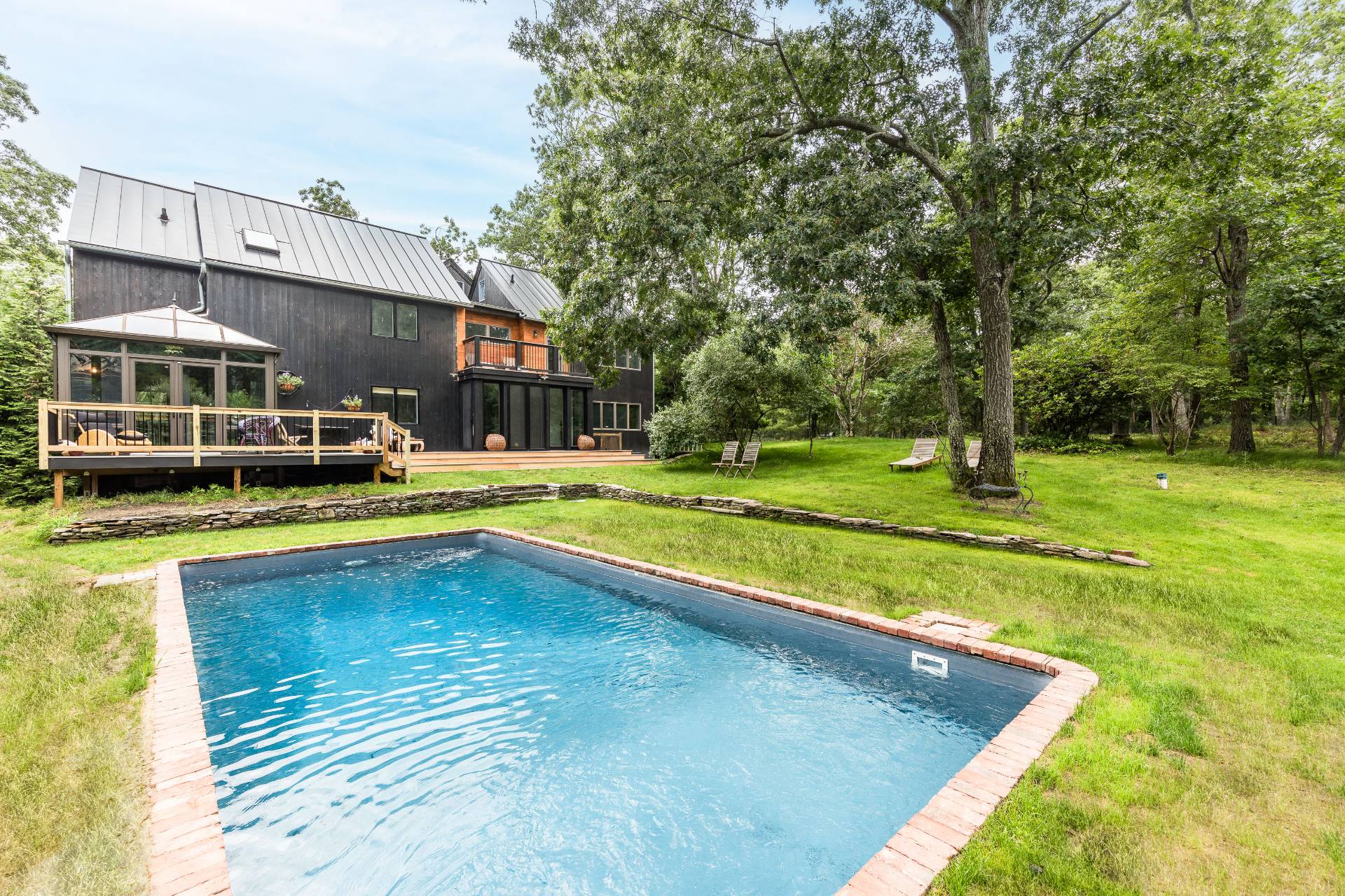 a view of an house with swimming pool and yard