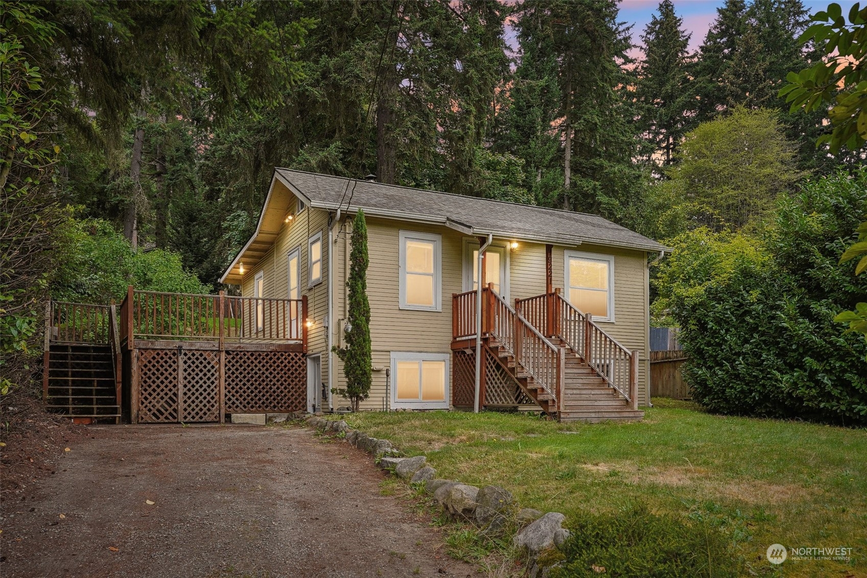 a view of a house with backyard and garden