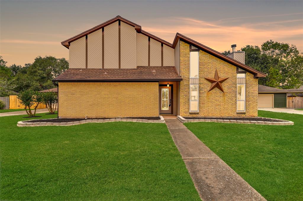 a view of a house with backyard