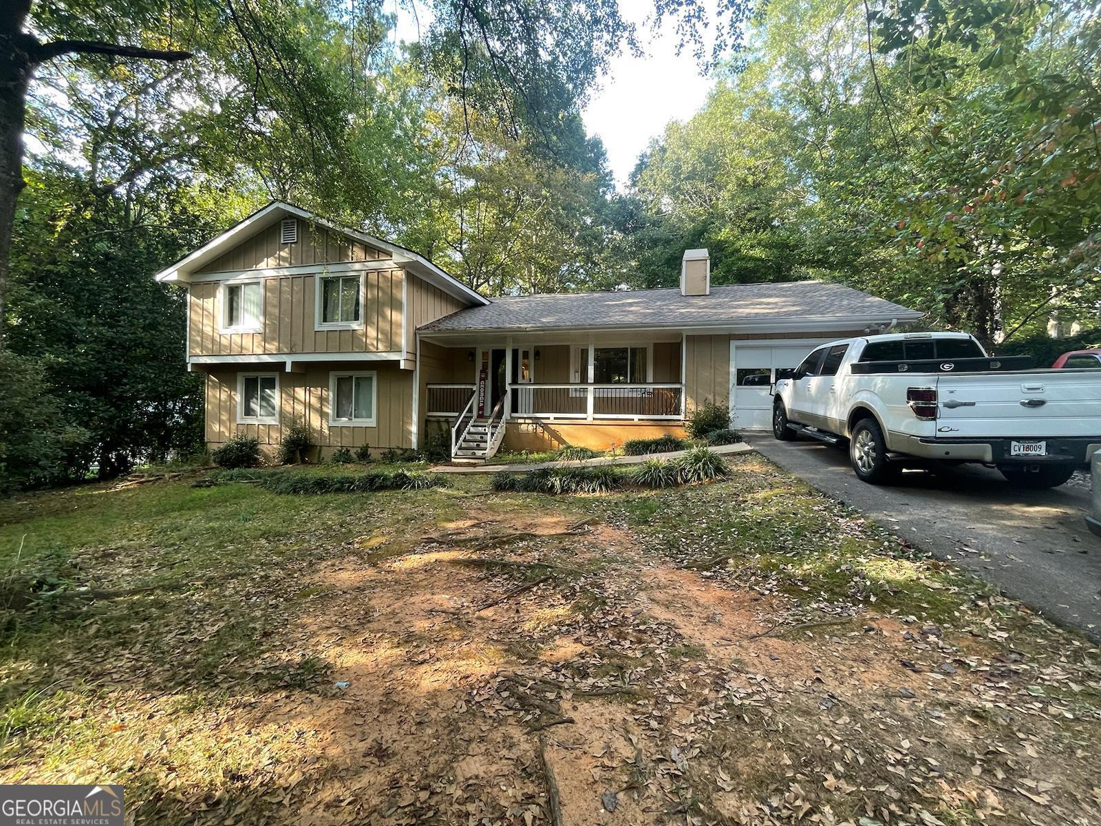 a view of a yard in front of house