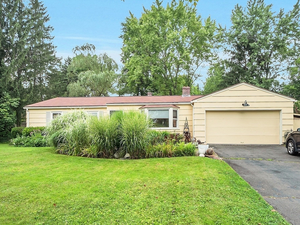 a view of a house with backyard and garden