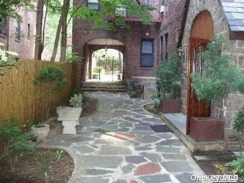 a view of a entrance of the house