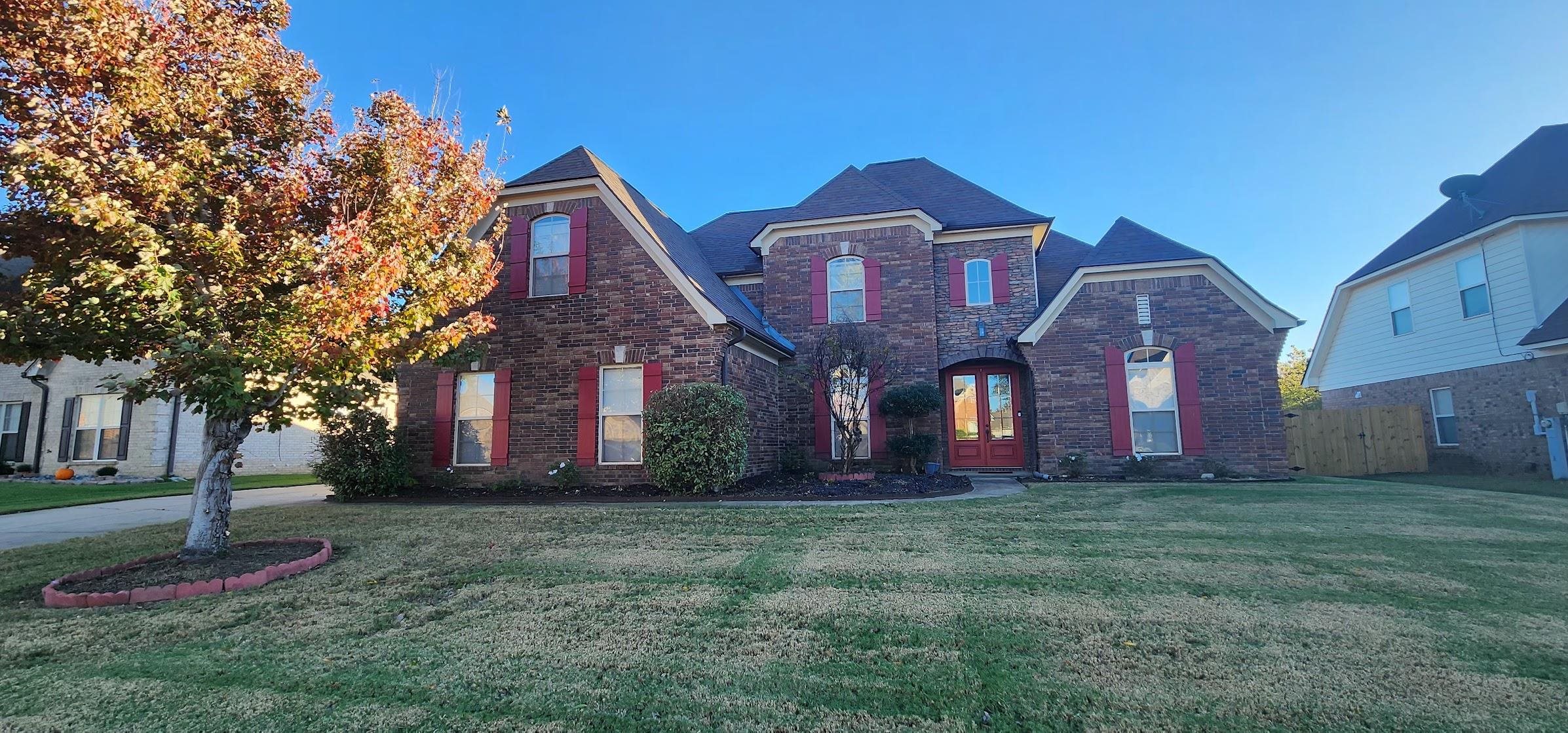 View of front of home featuring a front yard