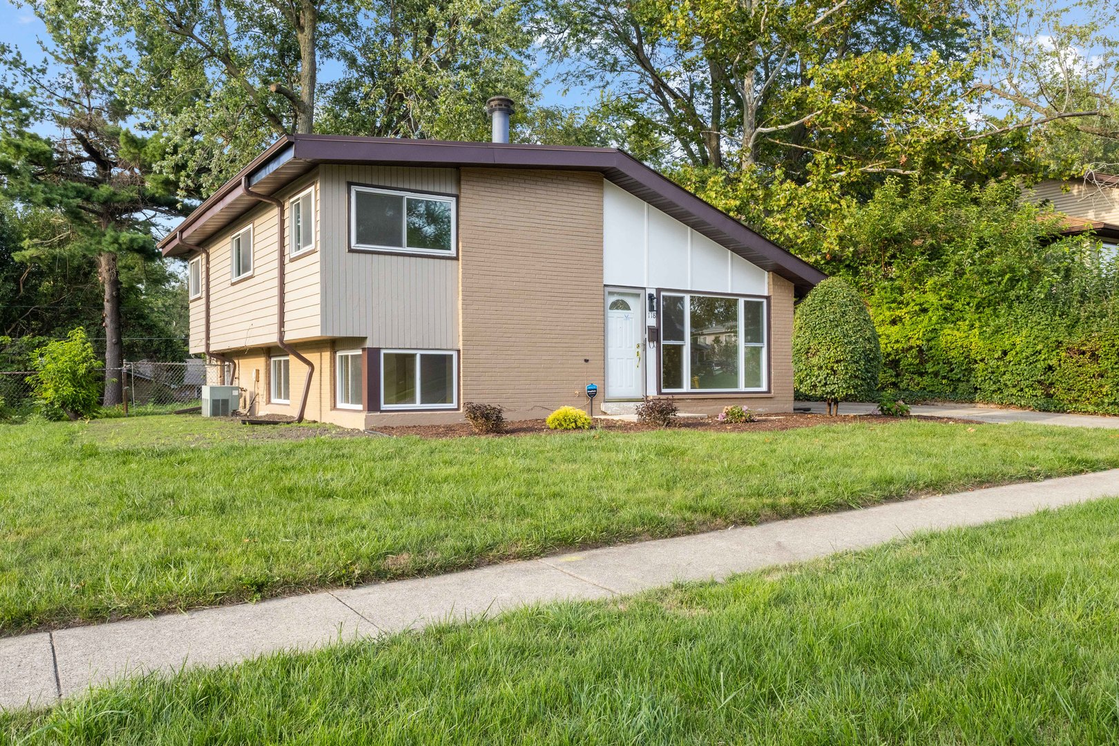 a view of a house with backyard and garden