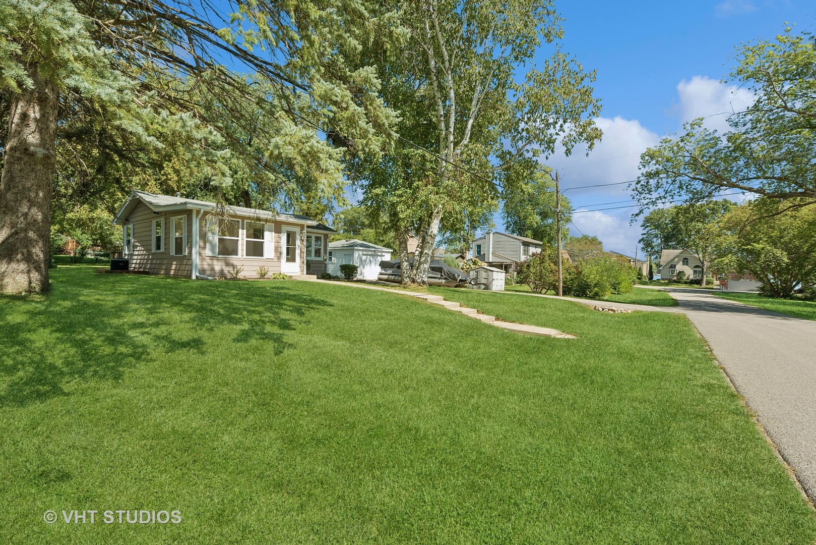 a view of a house with a yard