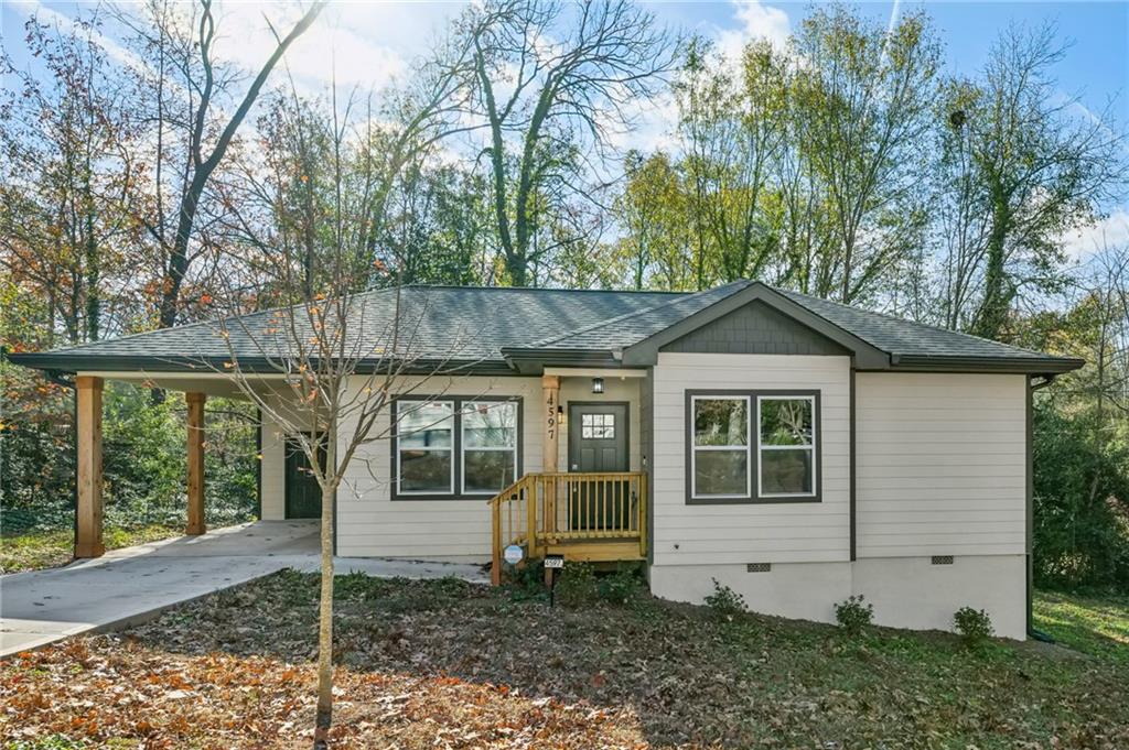 a view of a house with a yard