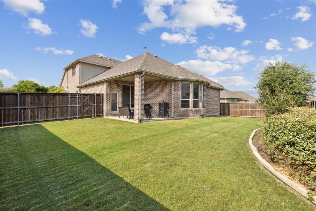 a view of a house with backyard and porch