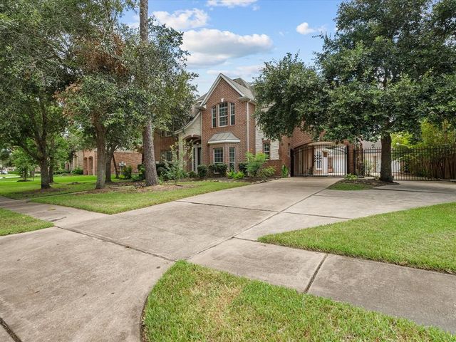 $539,900 | 3430 Queensburg Lane | Friendswood Oaks