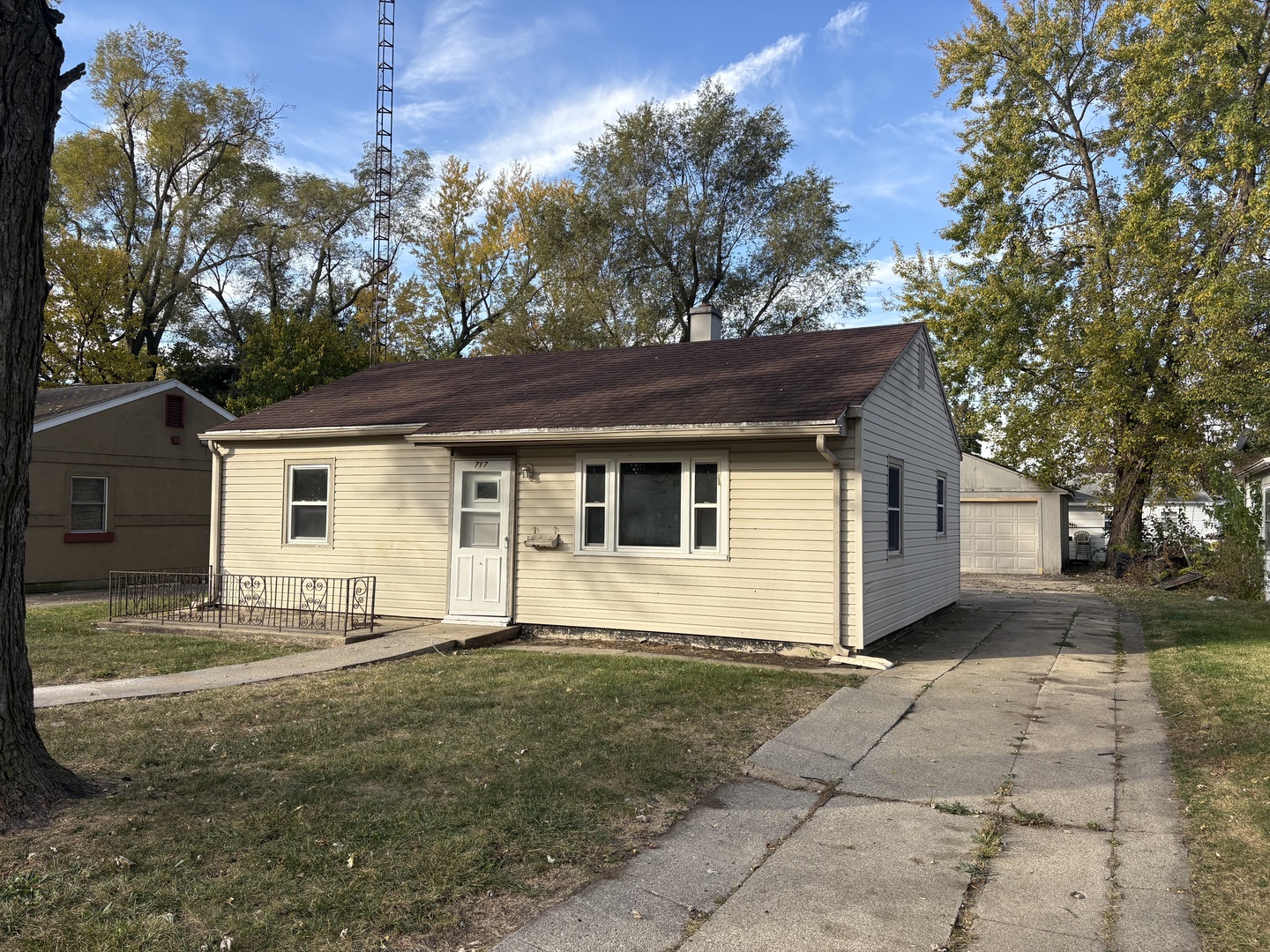 a view of a house with a yard