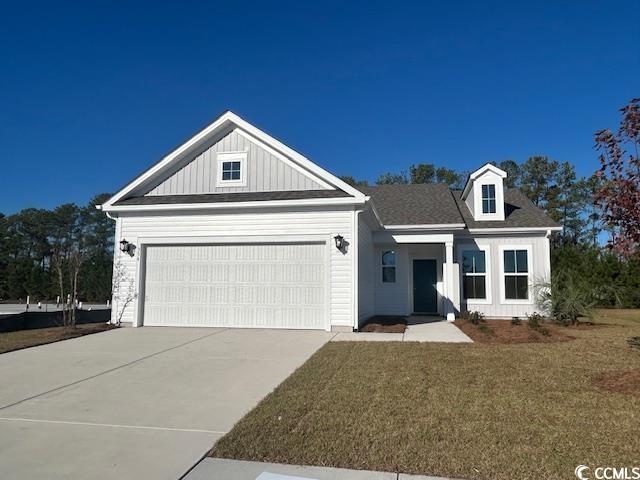 View of front facade featuring a front lawn and a