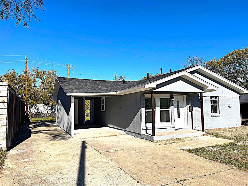 a view of a house with a backyard