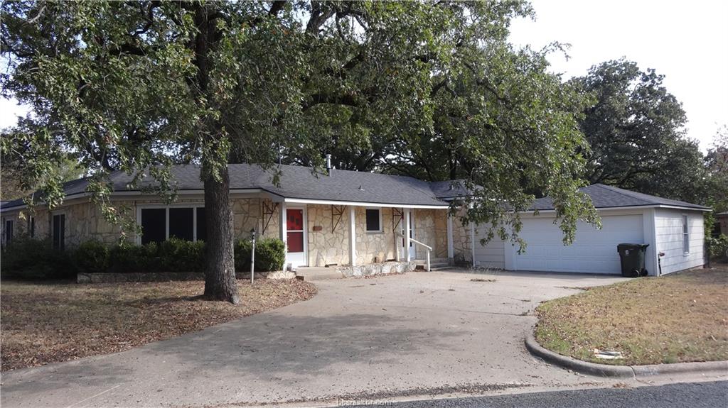 Ranch-style house featuring a garage