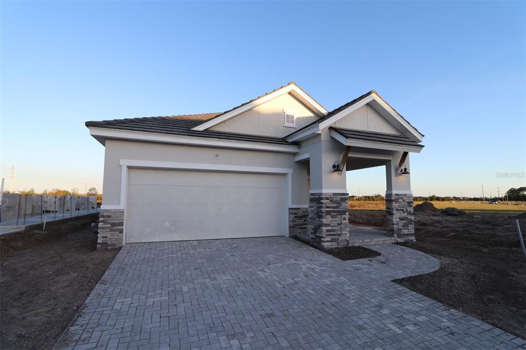 a view of a house with backyard