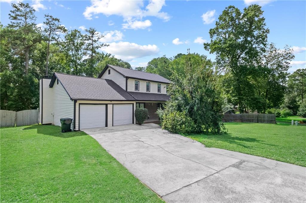 a view of a house with a yard