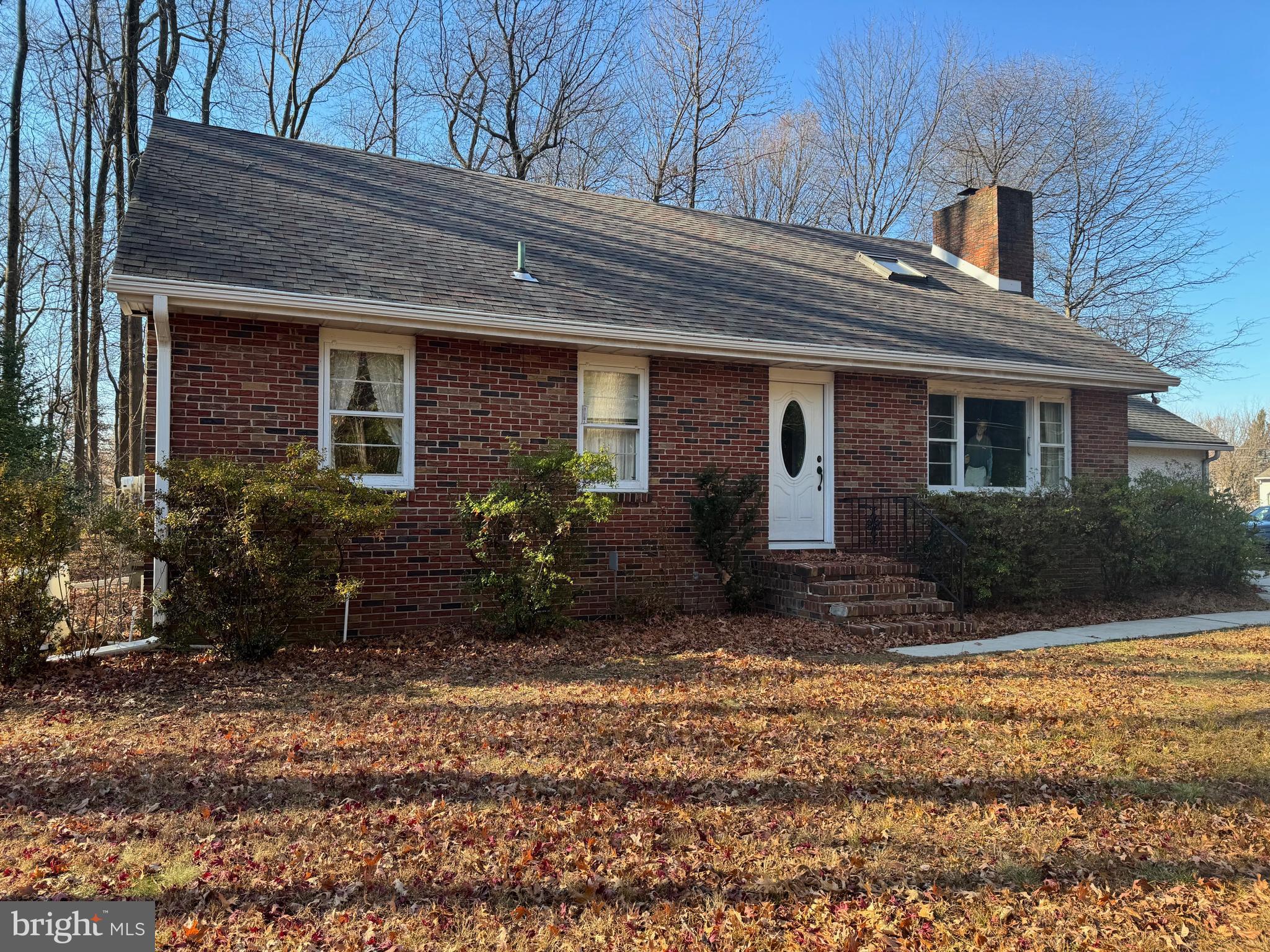 a view of a house with backyard and garden