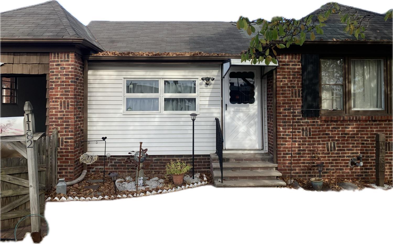 a view of house with tree s