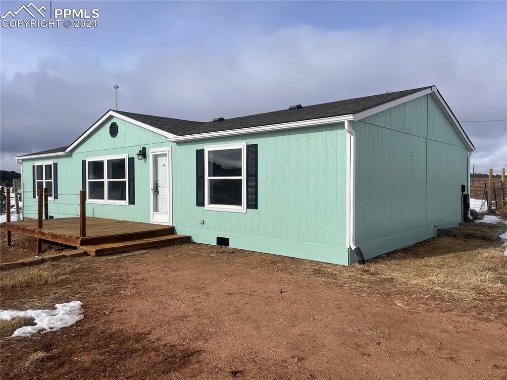 Newly painted exterior and stained deck!