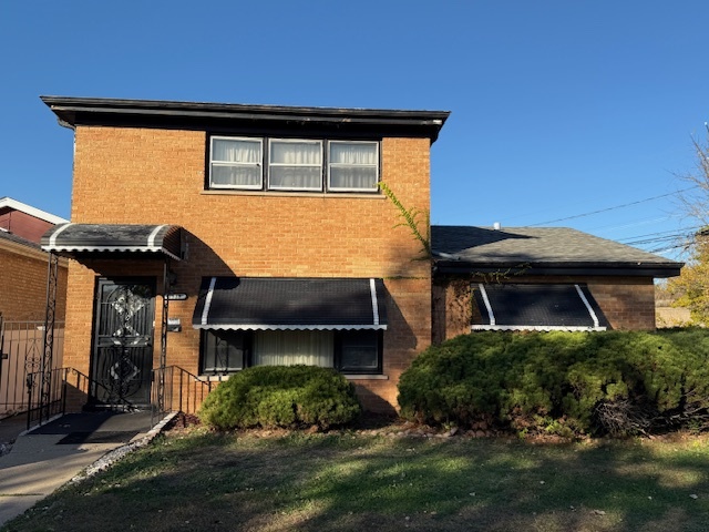 a view of a house with a small yard and plants