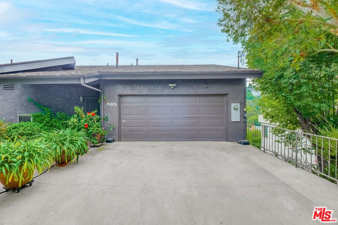 a view of a house with a yard and garage