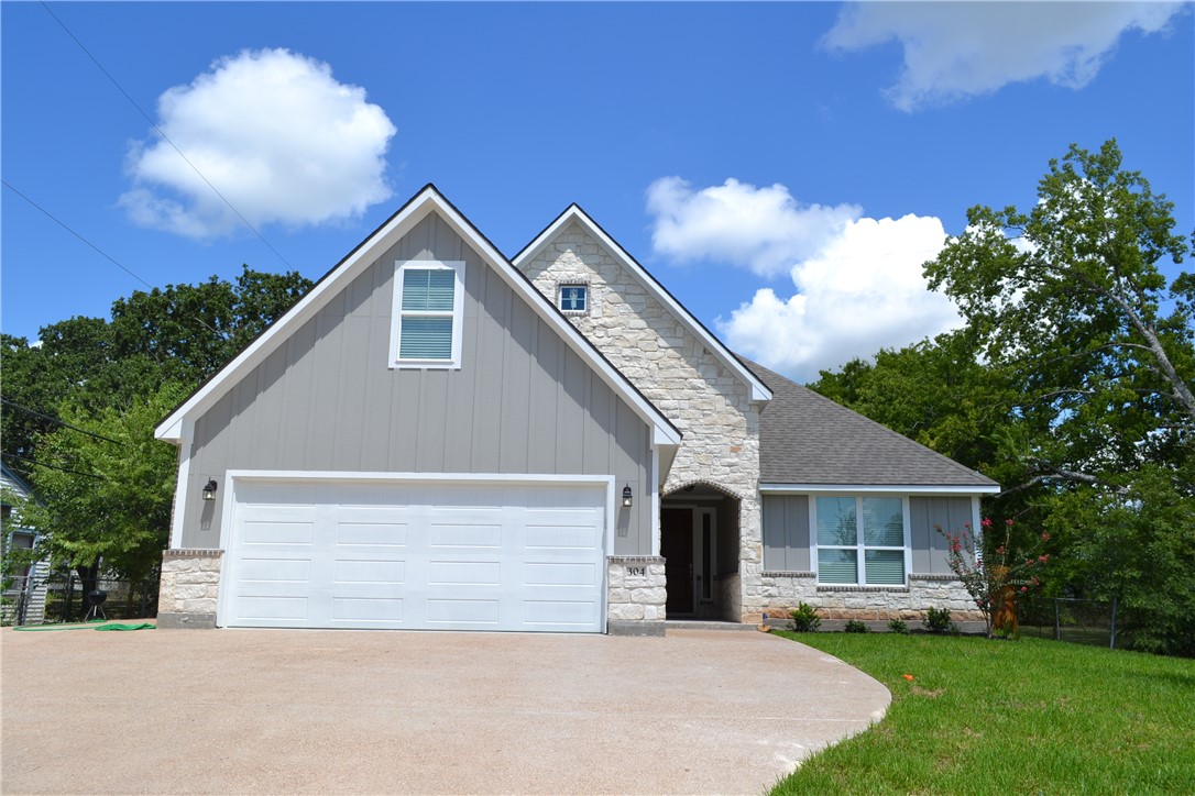 Craftsman-style house featuring a front yard and a