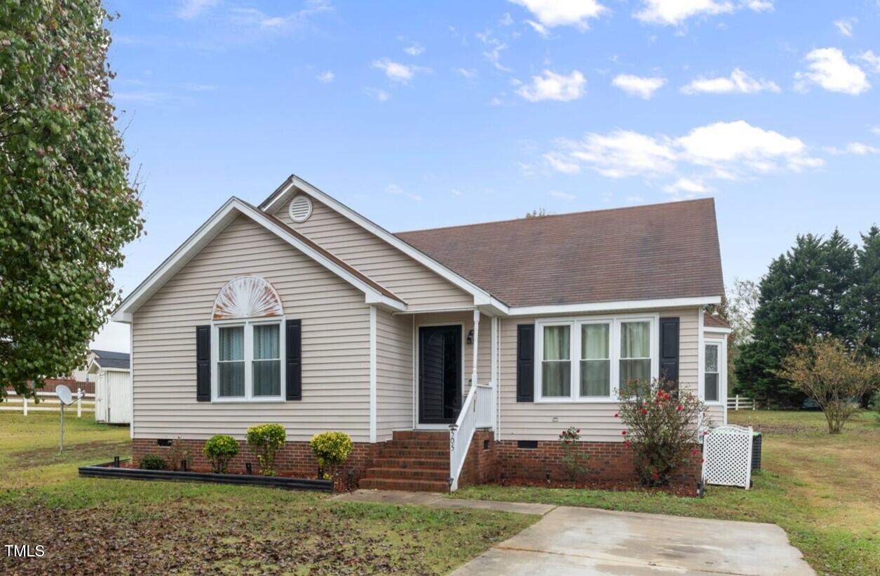 a view of a house with backyard