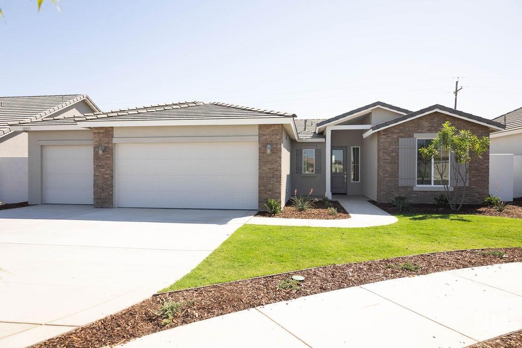 a view of house with a yard