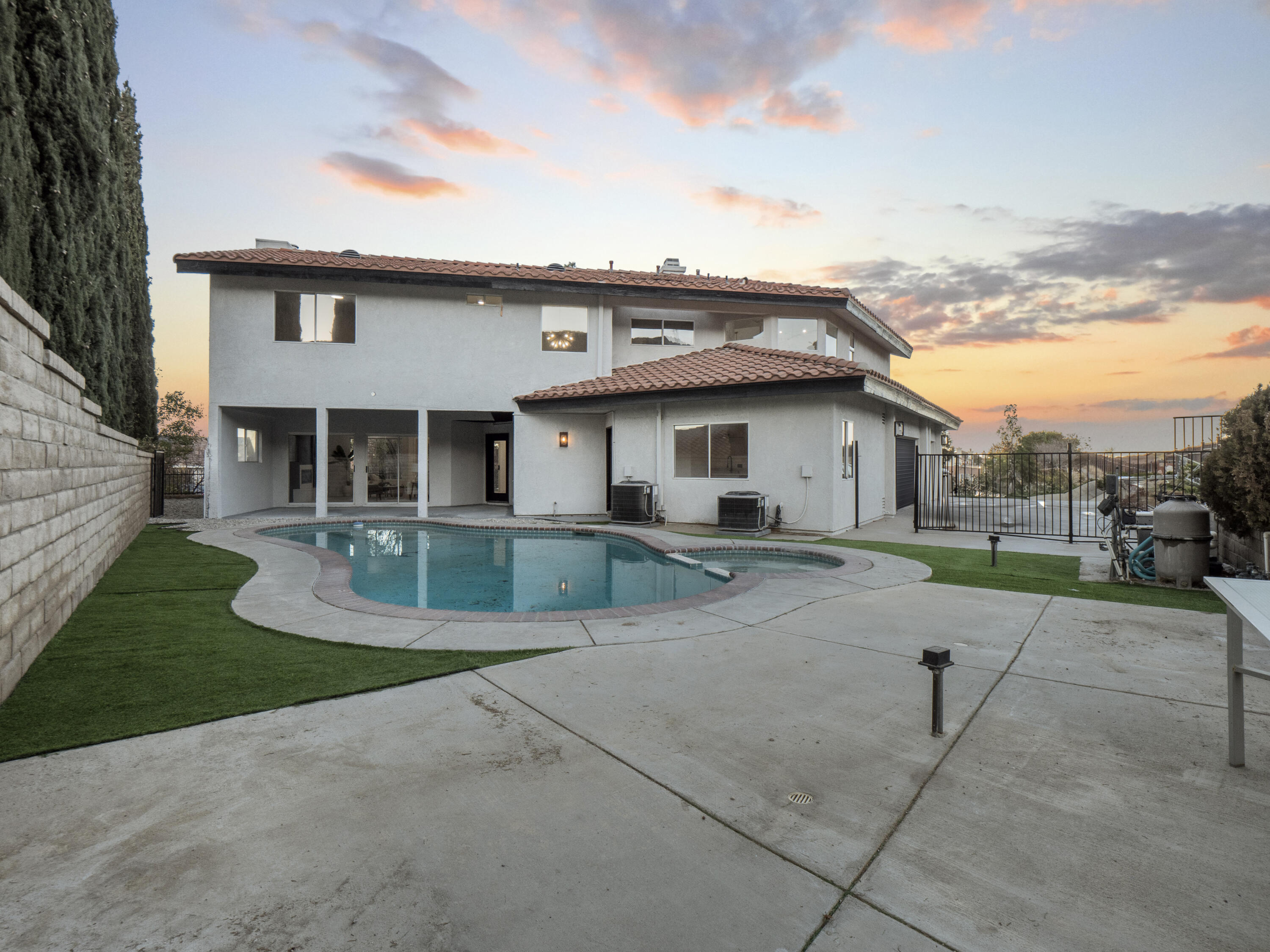 a view of house with entertaining space