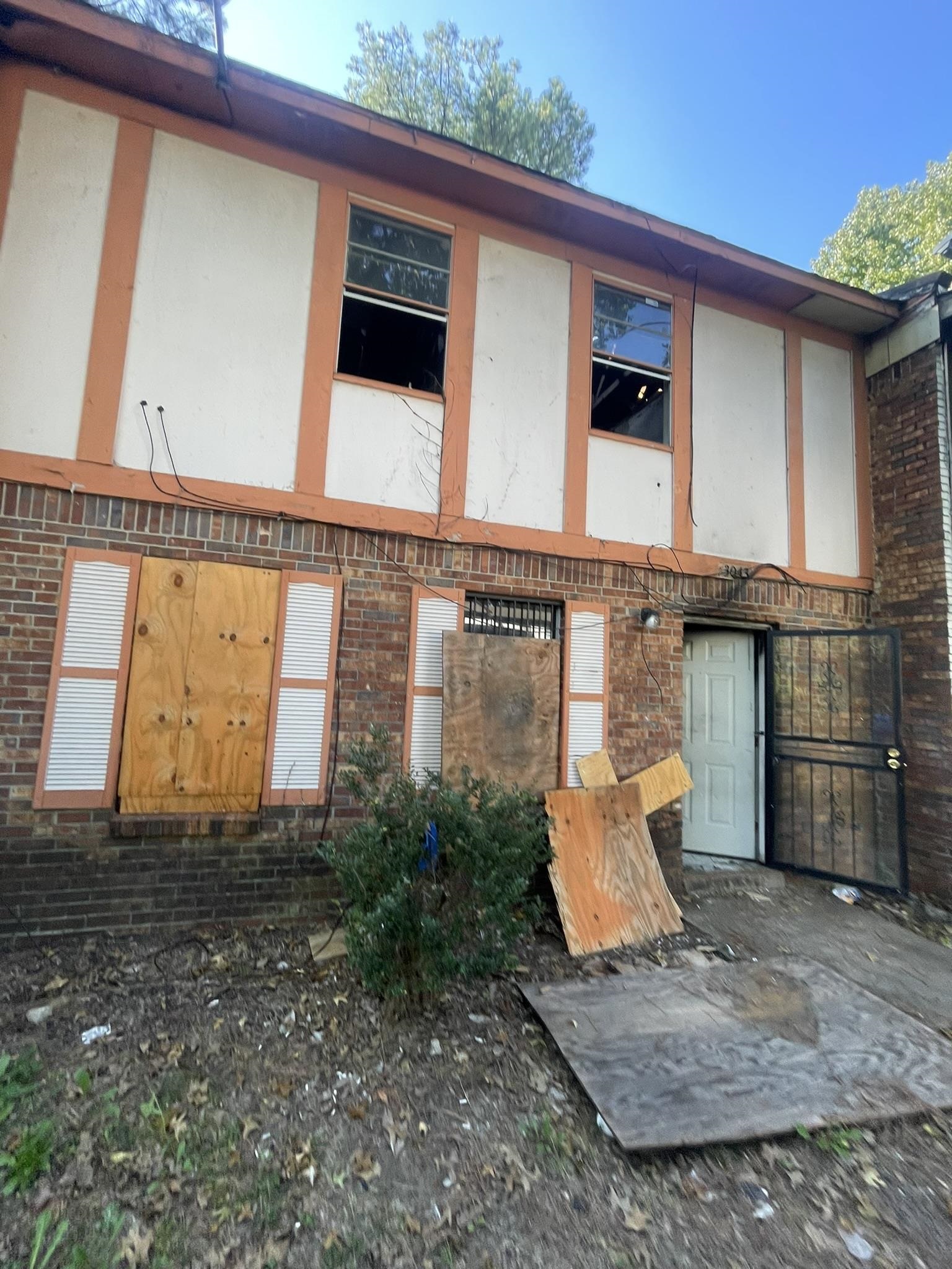 a view of a back yard of the house