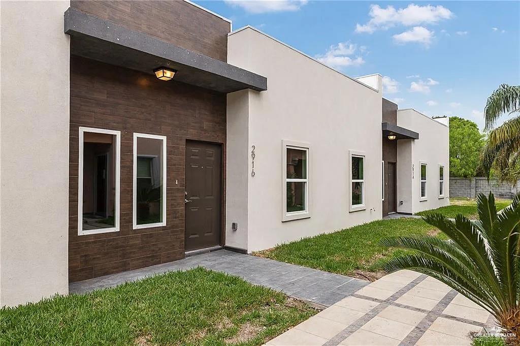 a view of outdoor space yard and porch