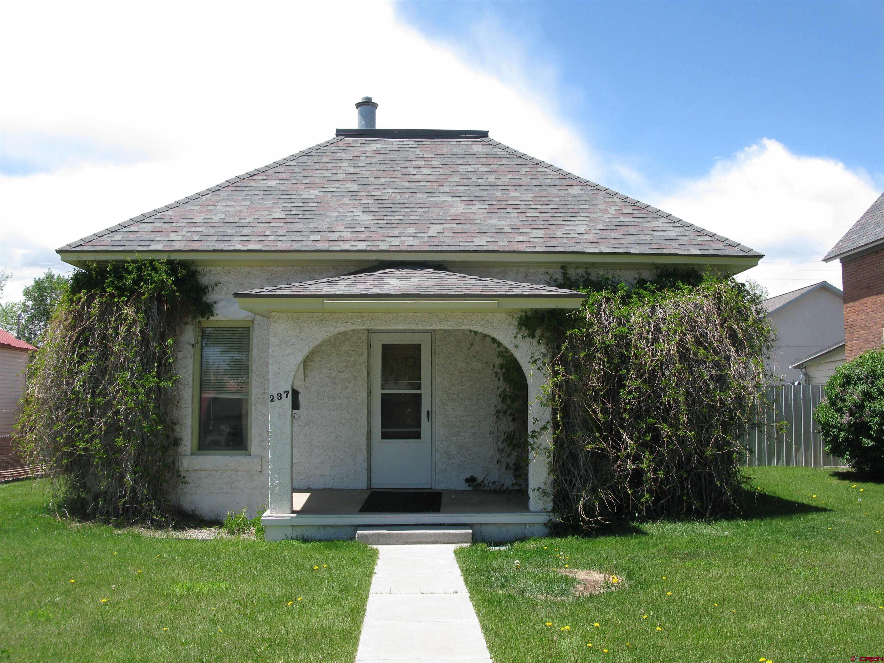 a view of a house with yard and plants