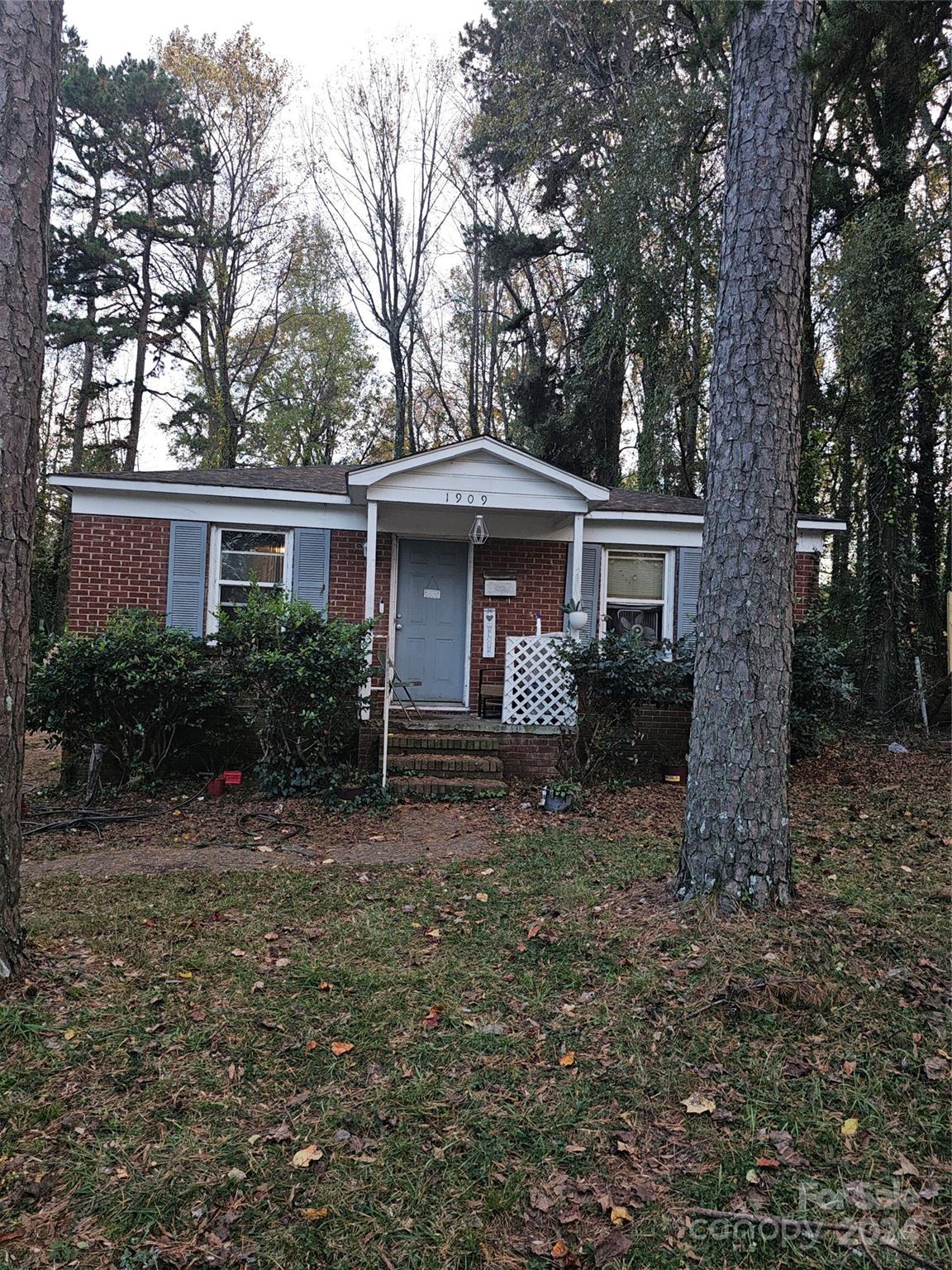 a view of a house with a yard