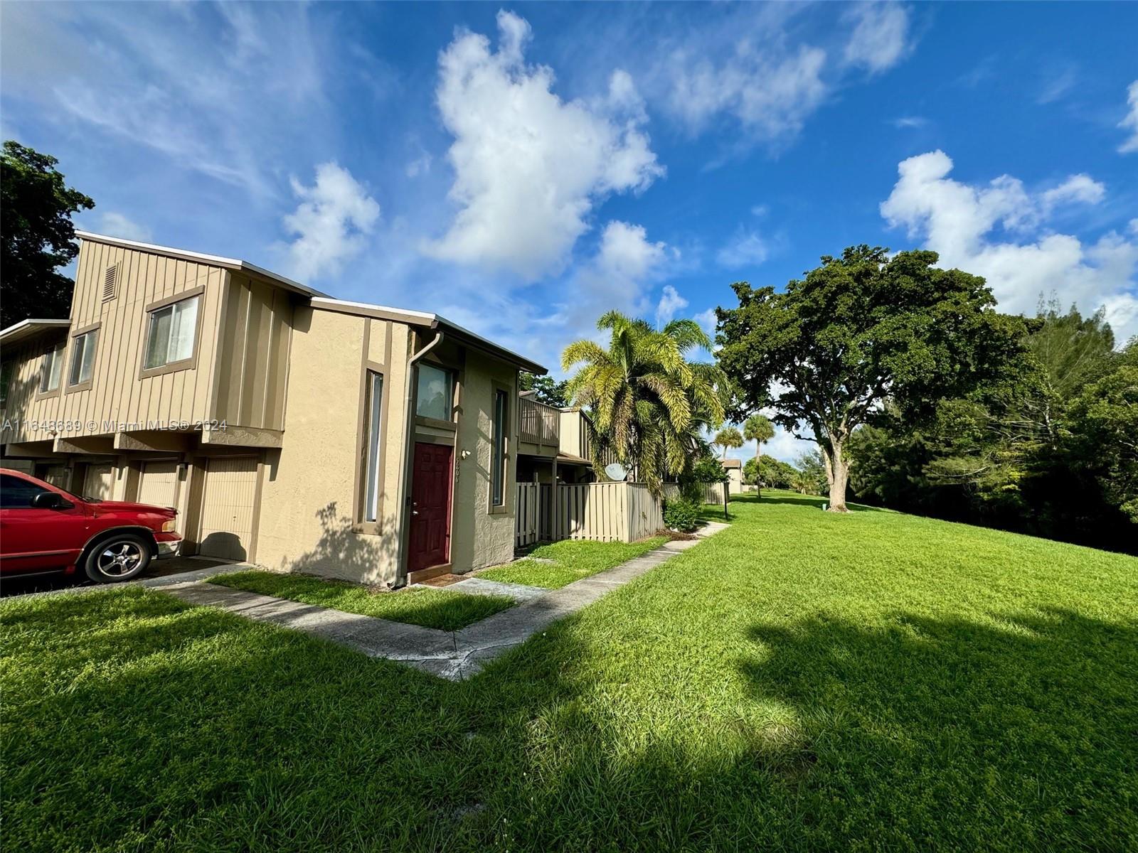 a view of a house with backyard and garden