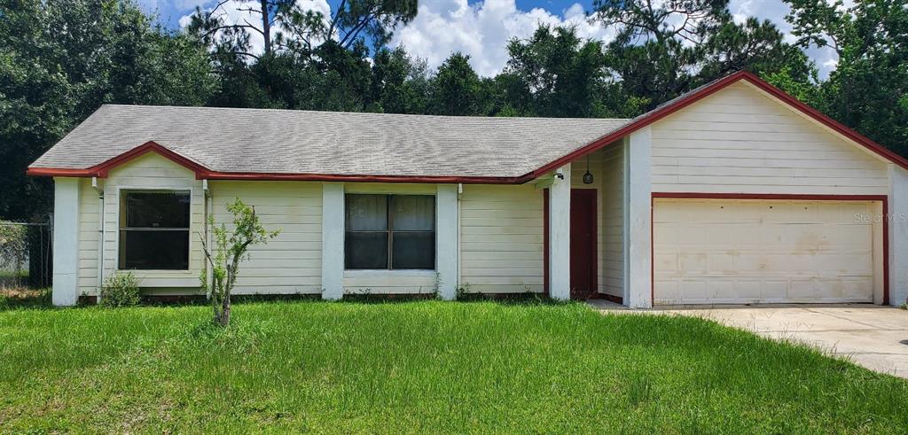 a view of a house with backyard