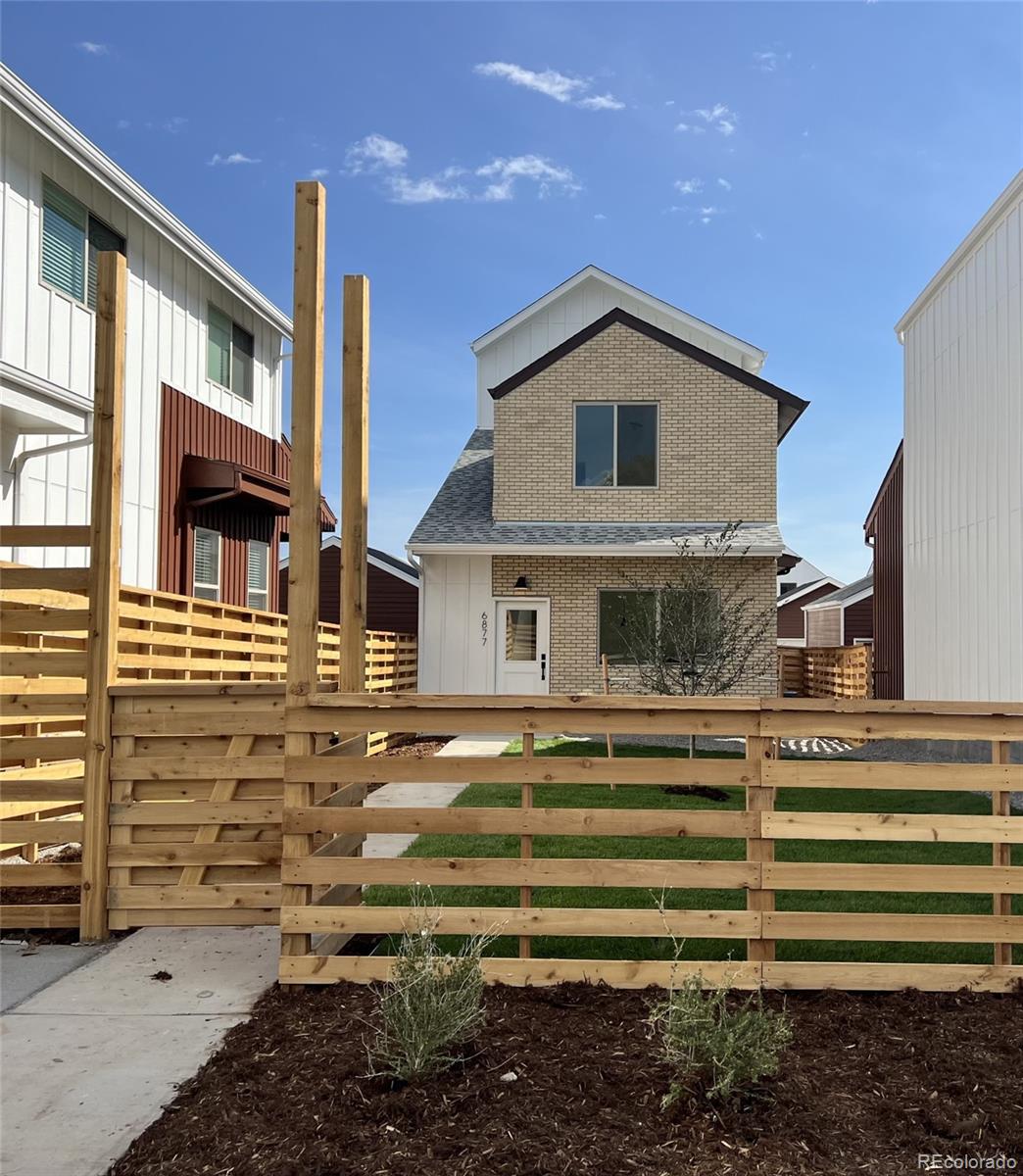 a view of a house with a backyard