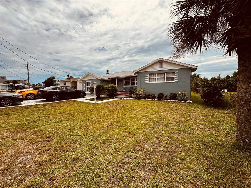 a view of a house with a yard