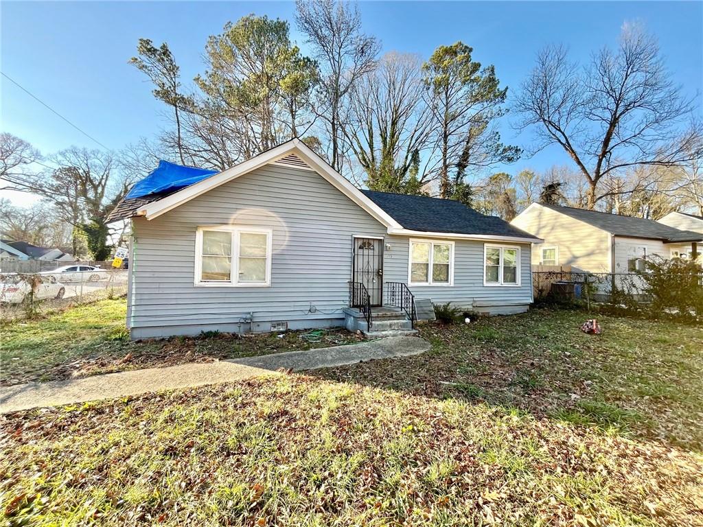 a view of a house with a yard