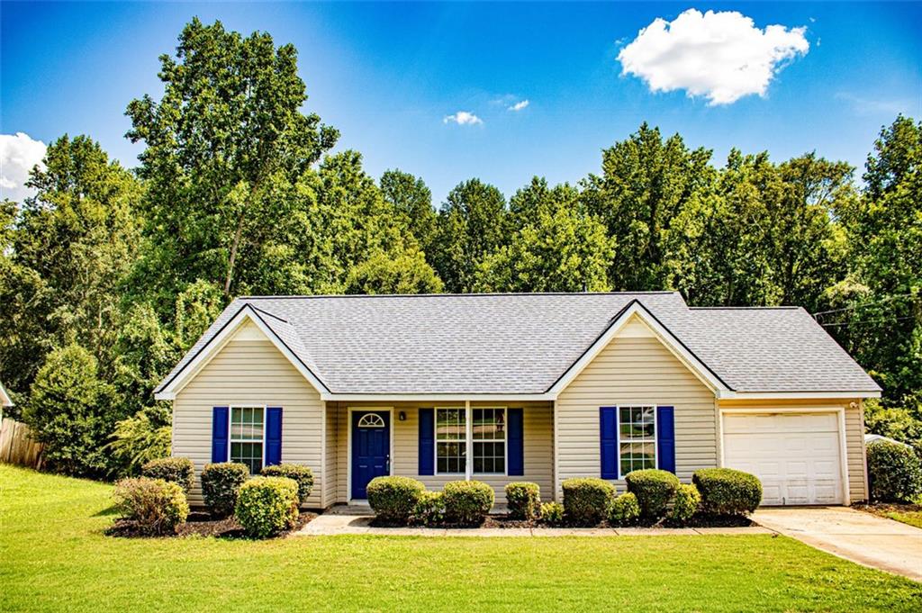 a view of a house with a yard