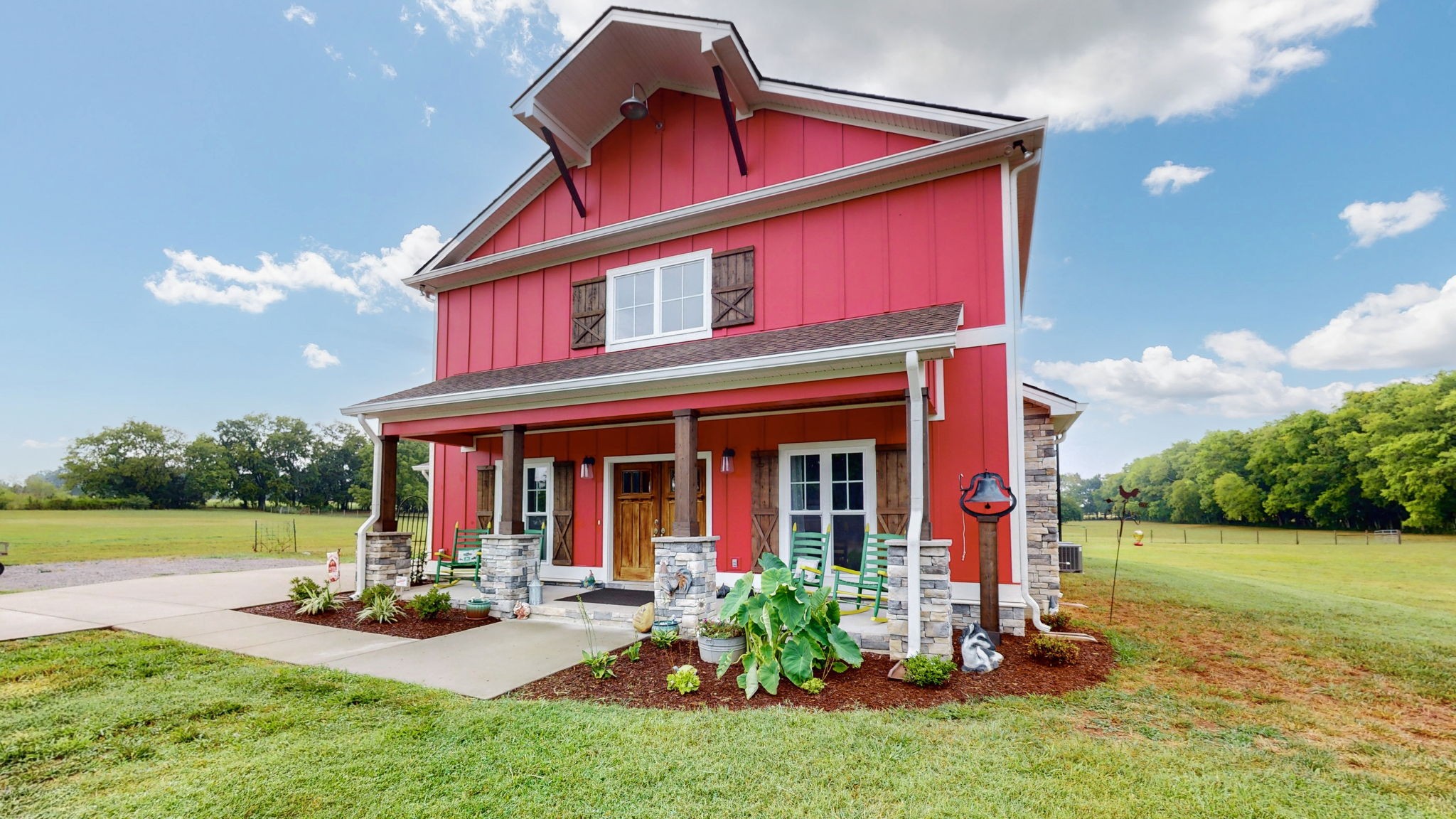 a view of a house with backyard porch and garden