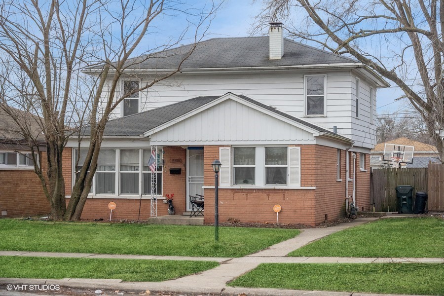 a view of a yard in front of a house