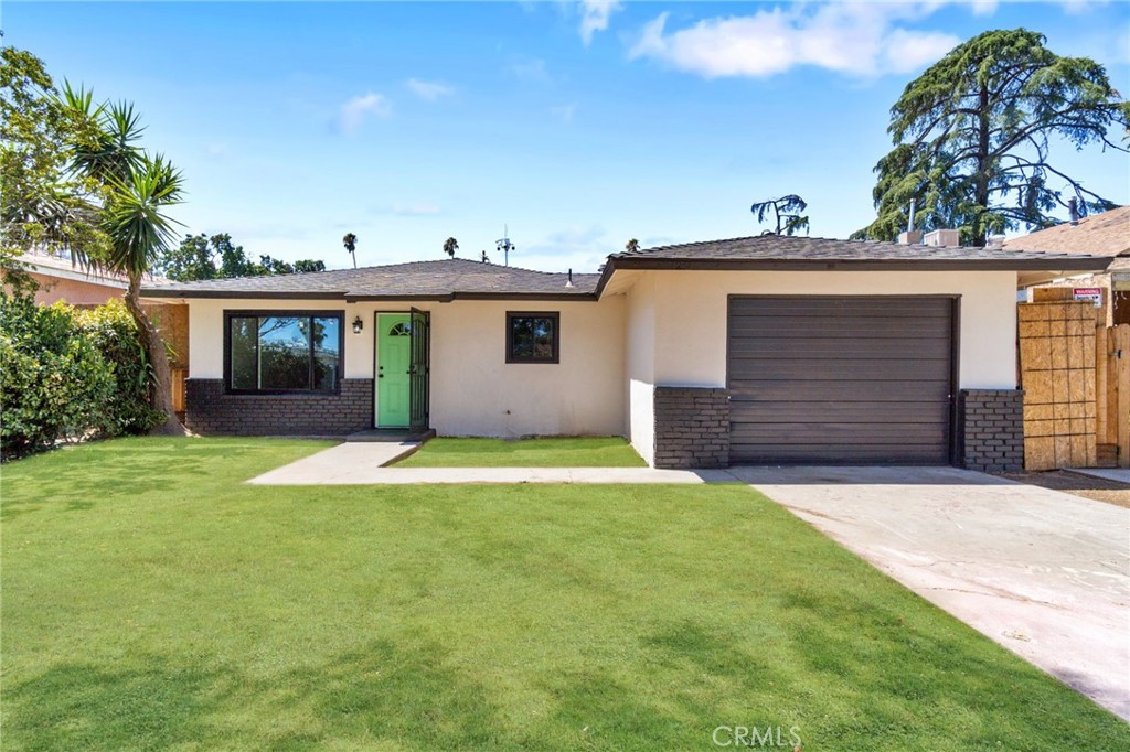 a view of a house with a yard and garage