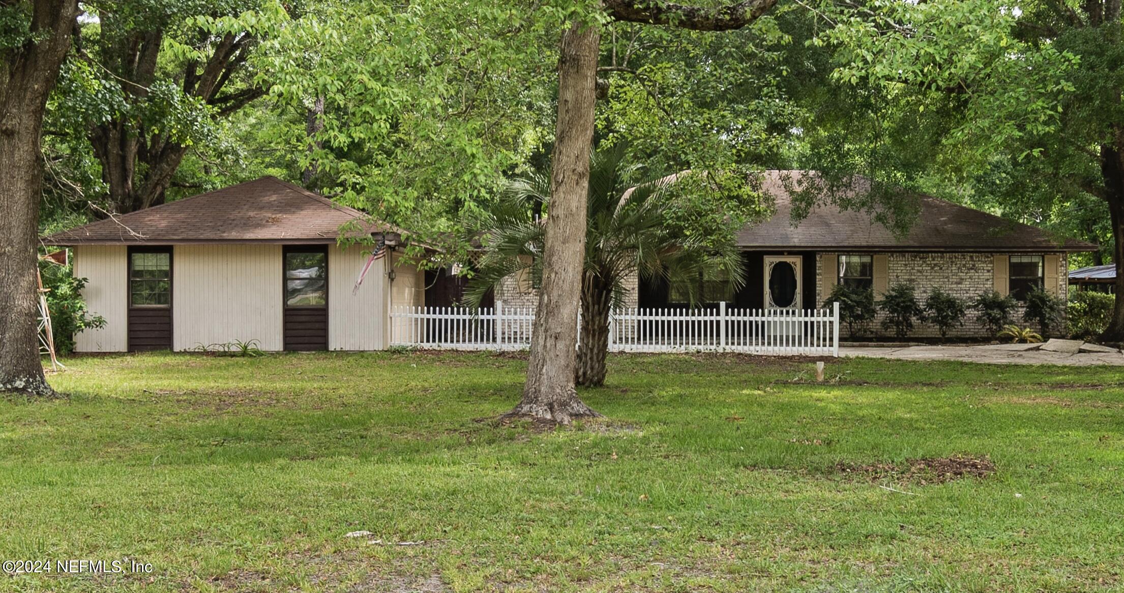 a view of a house with backyard and garden