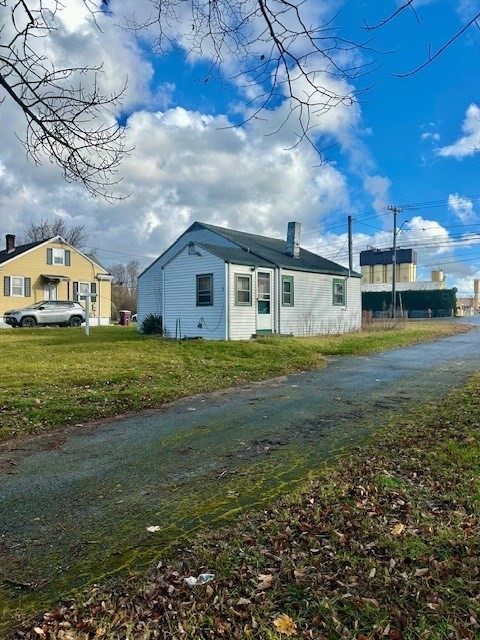 a view of a house with a yard