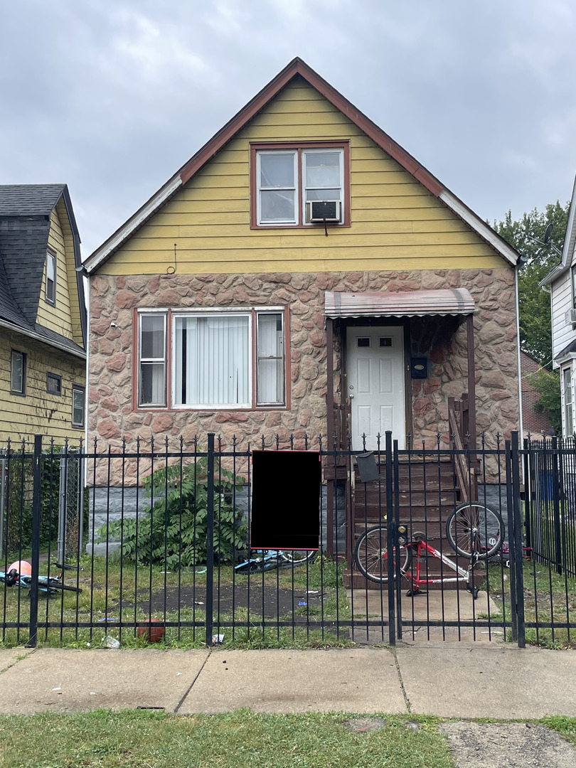 a view of front of a house with a yard