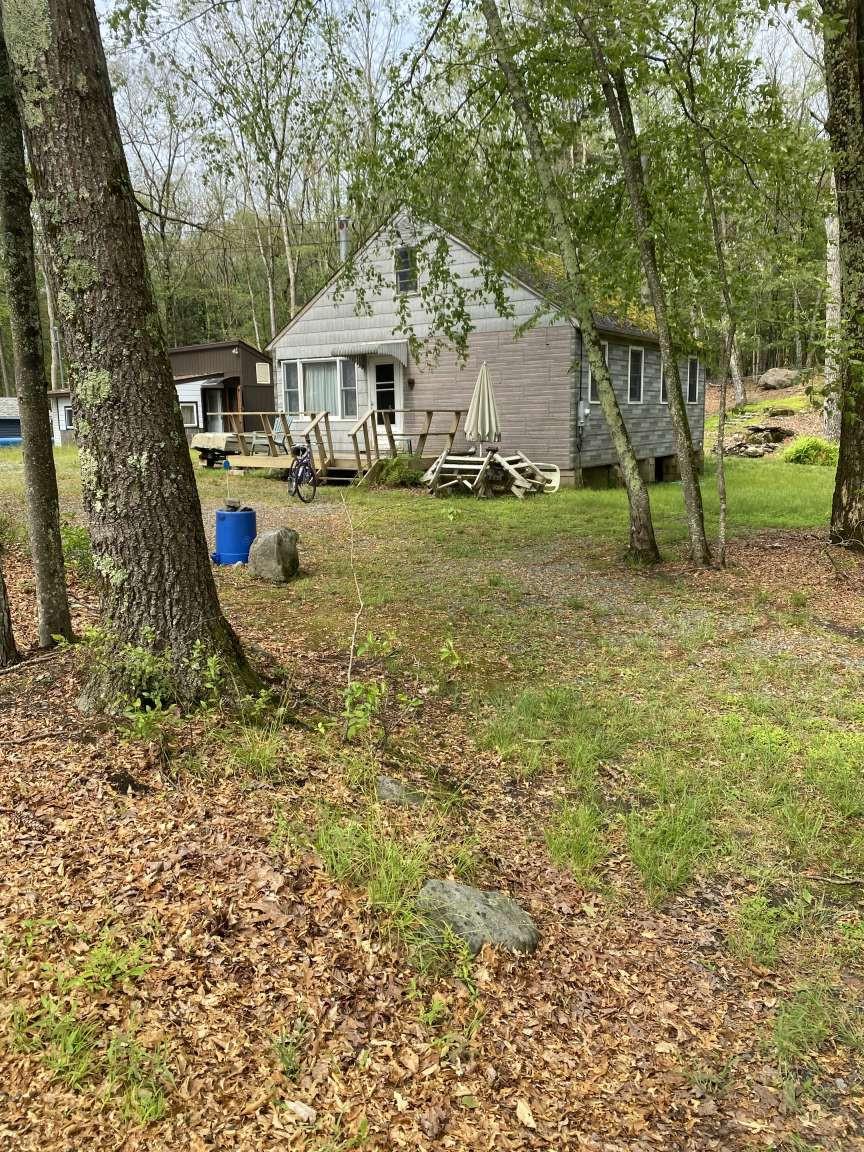 a view of a house with backyard