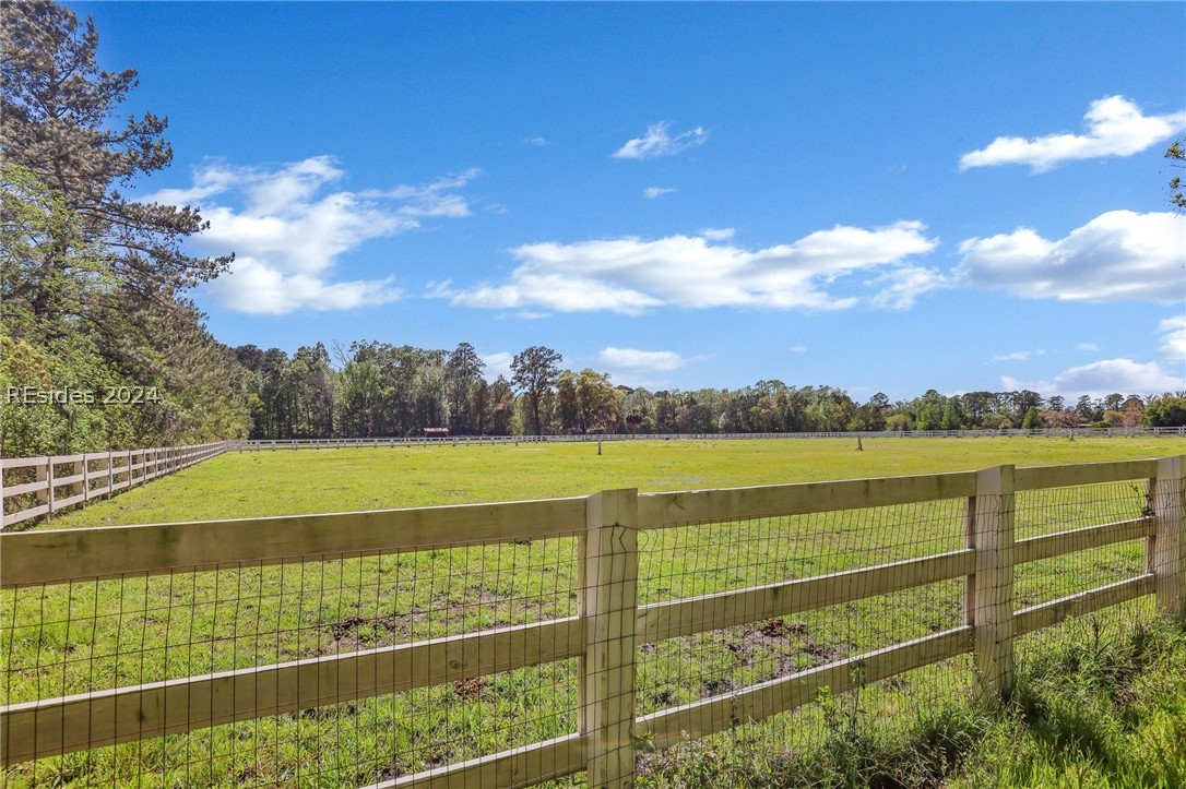 View into the SCAD paddocks from this large lot.