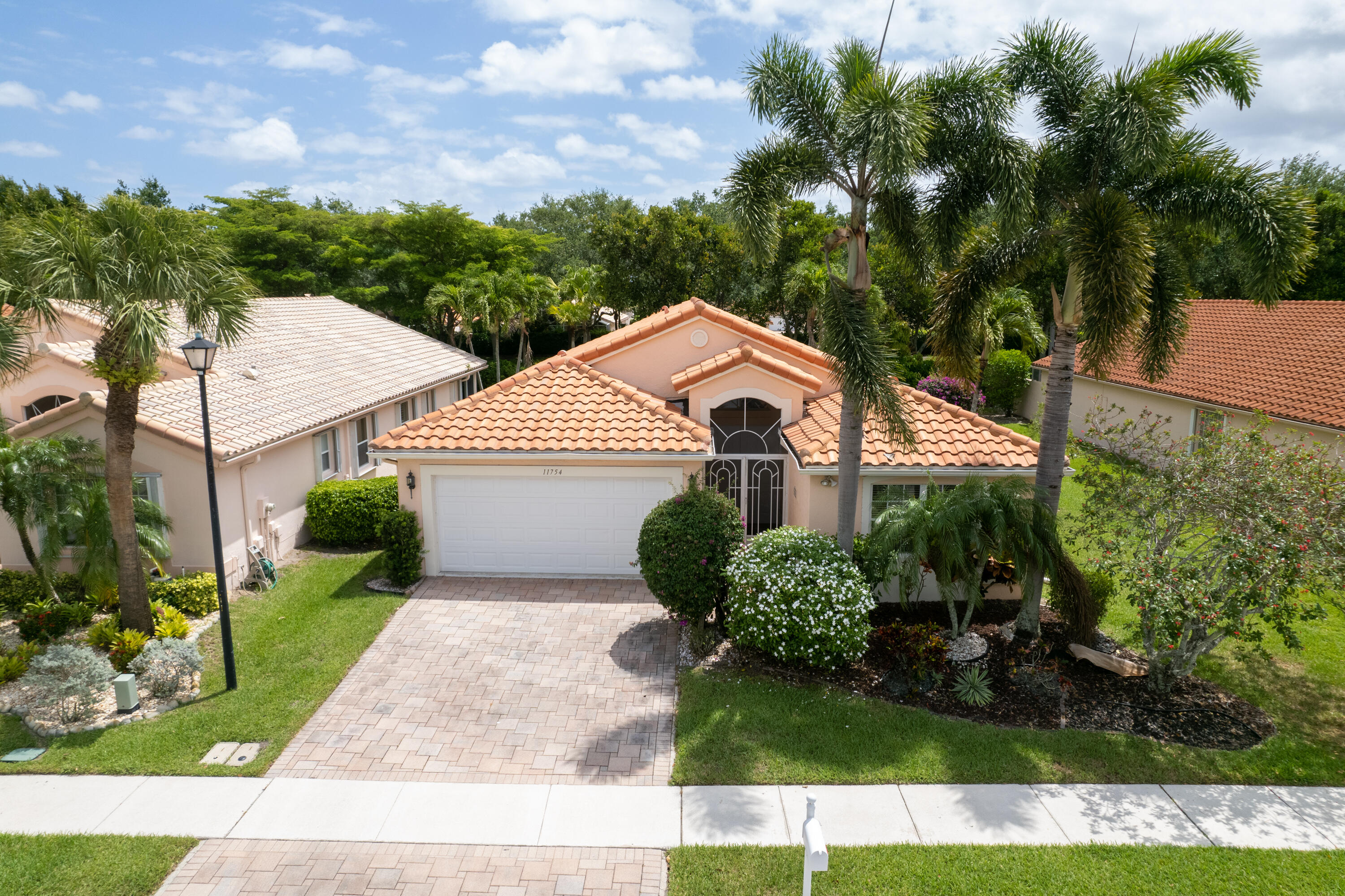 a view of a front of house with a yard