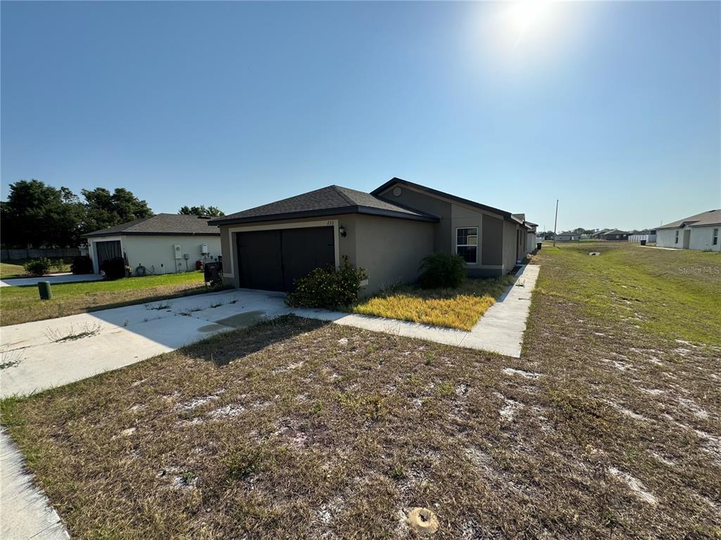 a view of a house with a yard