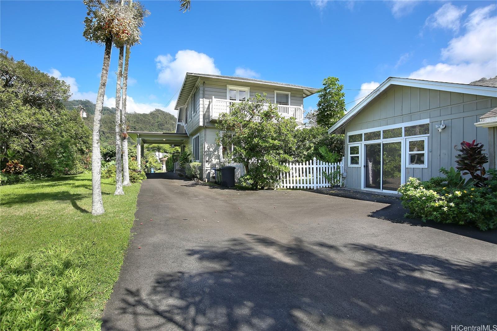 a view of a house with backyard and garden