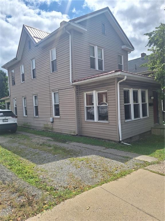 a view of a house with a yard